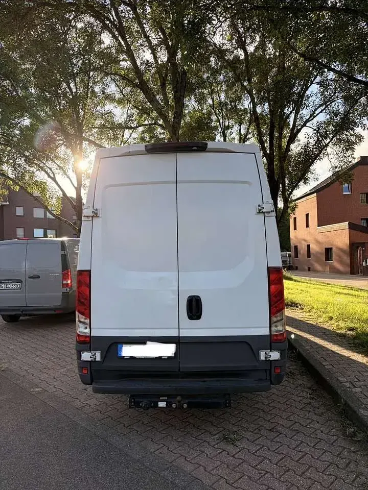 Gebraucht Iveco Daily 179 PS (131 kW) 2018 Weiß Van