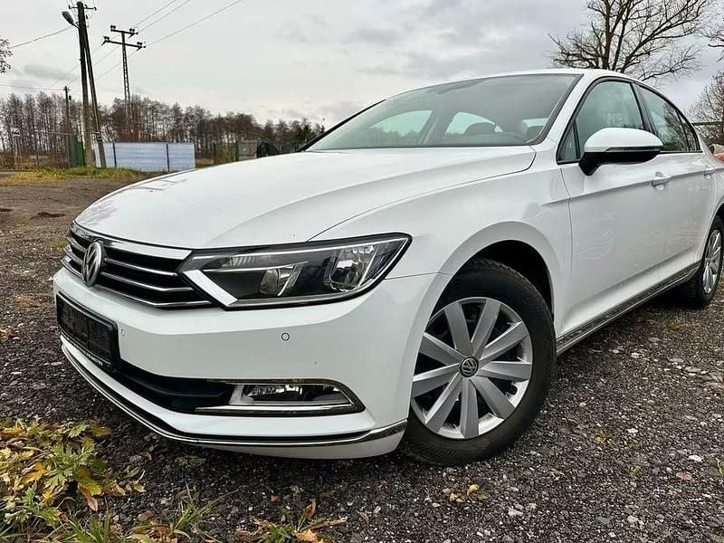 Weiß Gebraucht 2016 VW Passat Comfortline Limousine | 9.300 € (Superpreis) - Bild 1/4