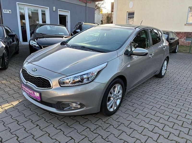 Gebraucht Kia Ceed FIFA World Cup Edition 135 PS (99 kW) 2014 (aa3) siriussilber met. Kleinwagen