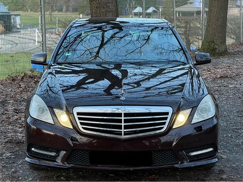Andere farben Gebraucht 2010 Mercedes E220 AMG Limousine | 5.400 € (Superpreis) - Bild 1/4