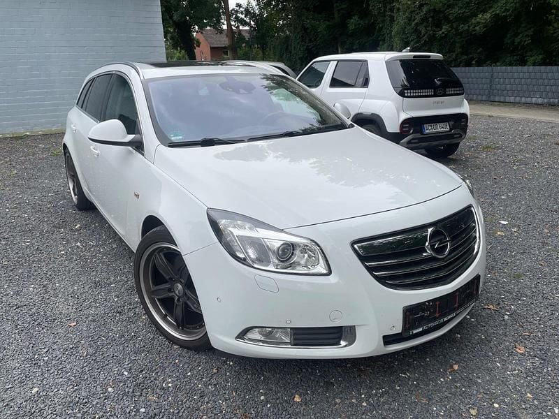 Weiß Gebraucht 2010 Opel Insignia Kombi | 6.999 € - Bild 1/4