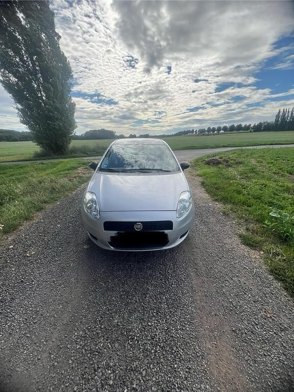 Grau Gebraucht 2012 Fiat Punto Kleinwagen | 1.870 € (Superpreis) - Bild 1/4