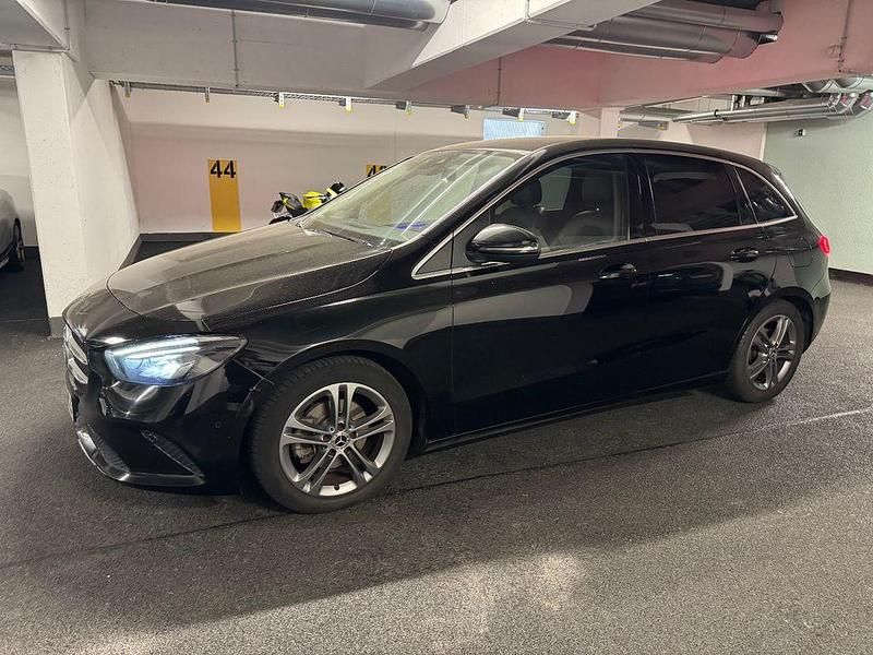 Schwarz Gebraucht 2020 Mercedes B180 Progressive Van / Kleinbus | 18.500 € (Superpreis) - Bild 1/4
