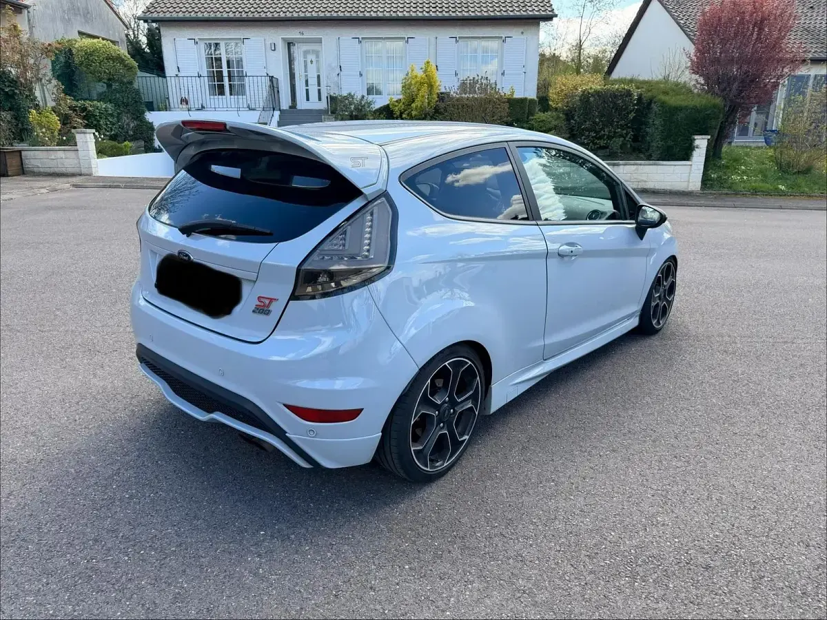 Usata Ford Fiesta ST200 200 CV (147 kW) 2016 Utilitaria