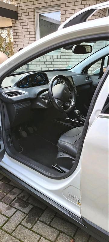 Gebraucht Peugeot 2008 Allure 110 PS (80 kW) 2018 Weiß SUV