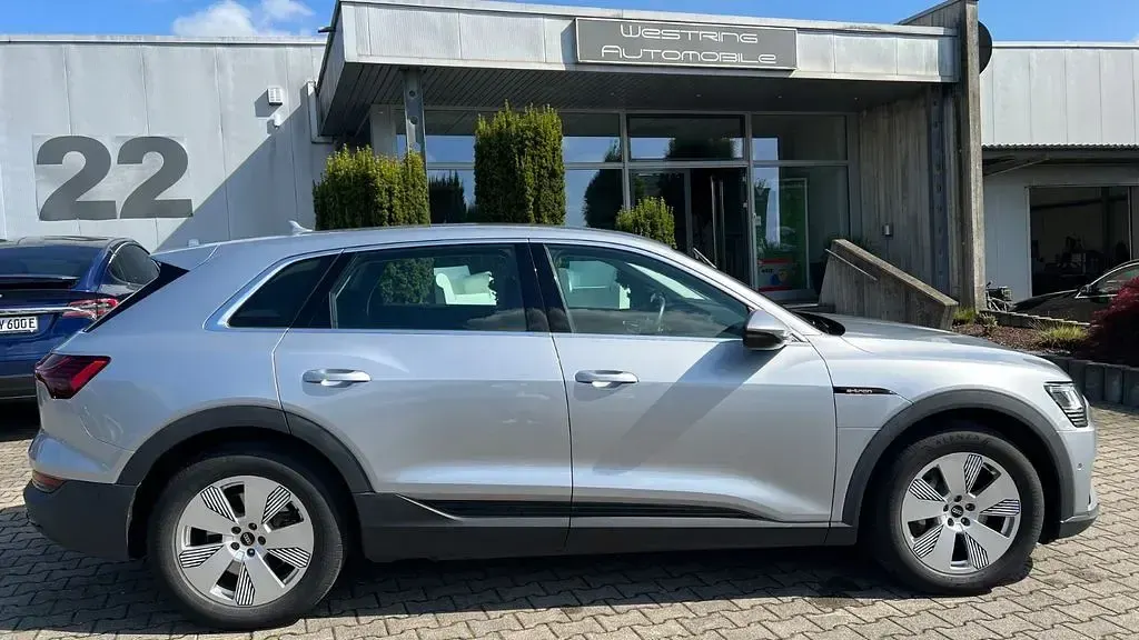 Second-hand Audi e-tron Basis 300 kW (408 CP) 2021 Argintiu SUV