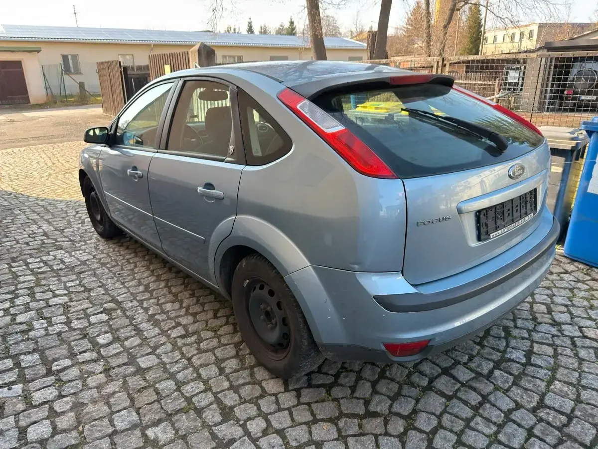 Usado Ford Focus Ghia 115 CV (84 kW) 2005 Azul Berlina