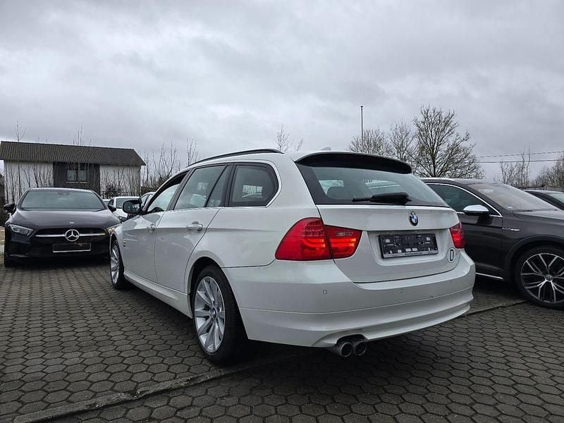 Gebraucht BMW 330 Sport Line 245 PS (180 kW) 2011 Weiß Kombi