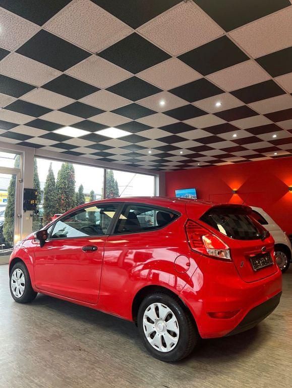 Gebraucht Ford Fiesta Ambiente 60 PS (44 kW) 2014 Rot Kleinwagen