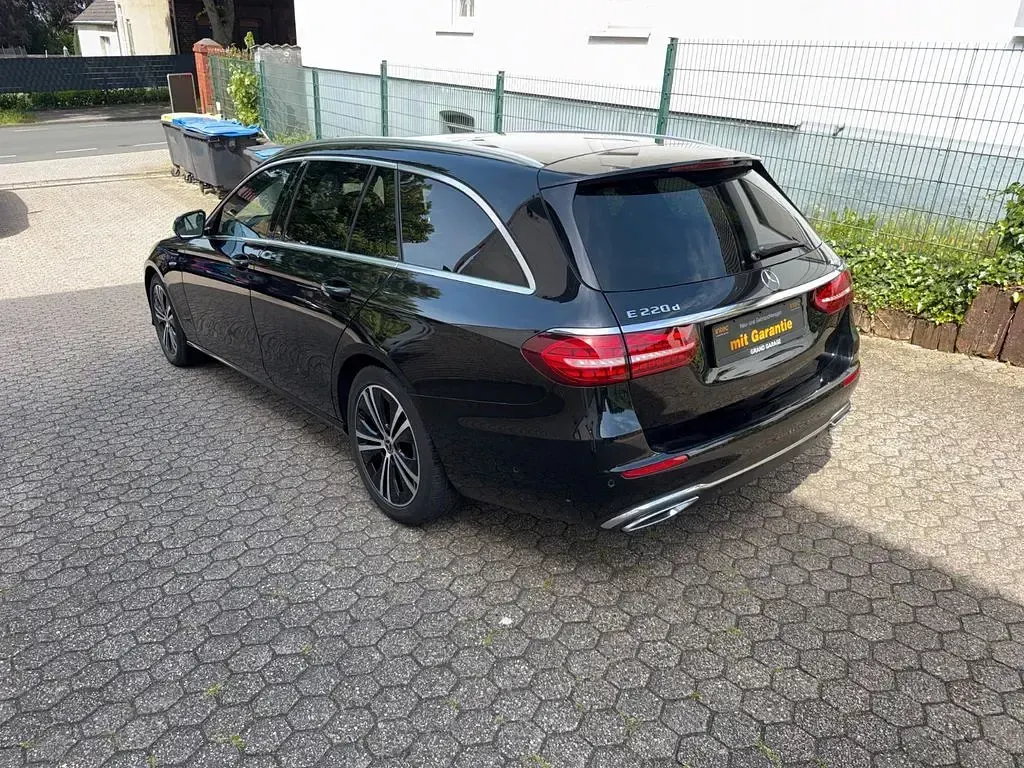 Gebraucht Mercedes E220 194 PS (142 kW) 2021 Obsidianschwarz Kombi