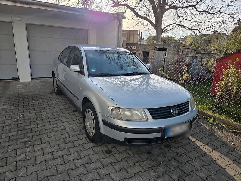 Second-hand VW Passat 110 CP (80 kW) 2000 Argintiu Berlinǎ