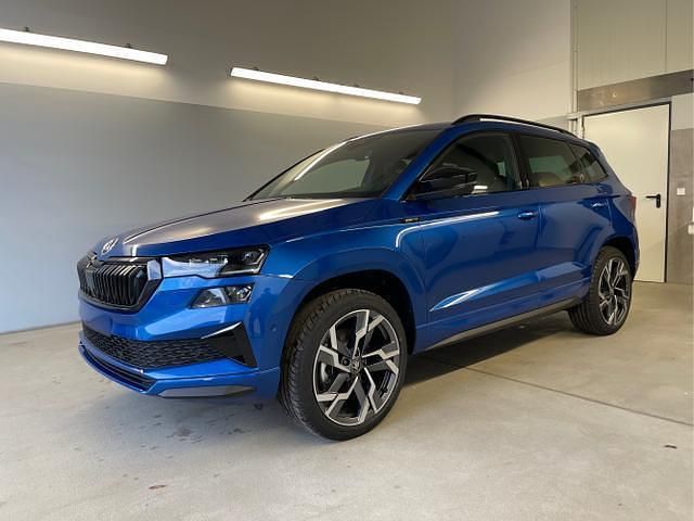 [8x8x] race blue metallic Neu 2025 Skoda Karoq SportLine SUV | 42.690 € (Etwas zu teuer) - Bild 1/4