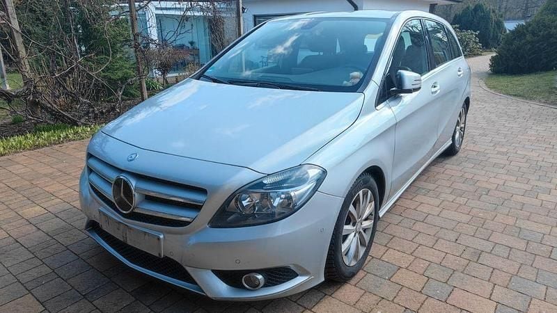 Gebraucht Mercedes B200 156 PS (114 kW) 2013 Silber Van / Kleinbus