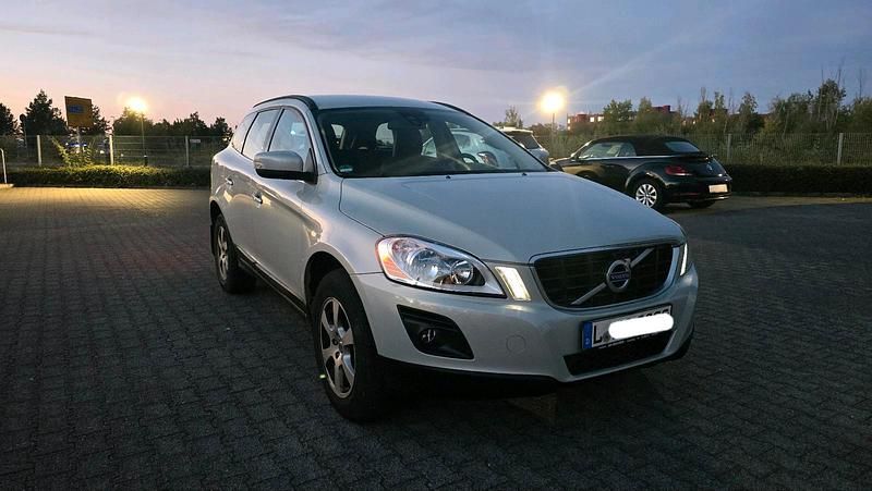 Weiß Gebraucht 2010 Volvo XC60 SUV | 6.900 € (Guter Preis) - Bild 1/4