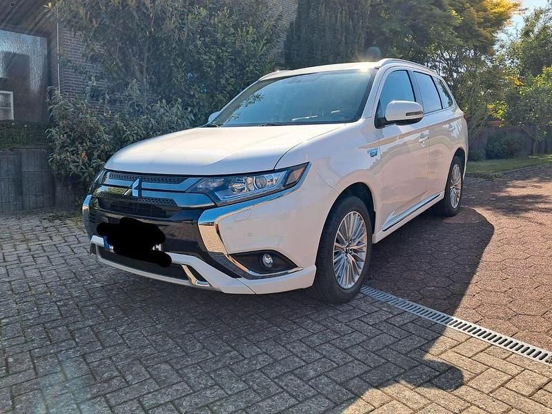Weiß Gebraucht 2020 Mitsubishi Outlander P-HEV Basis SUV | 19.990 € (Guter Preis) - Bild 1/4