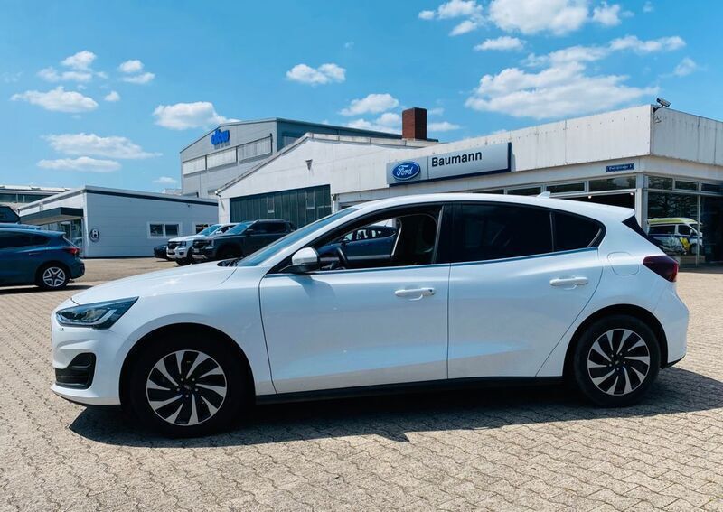 Gebraucht Ford Focus Titanium 125 PS (91 kW) 2023 Frostweiß Limousine