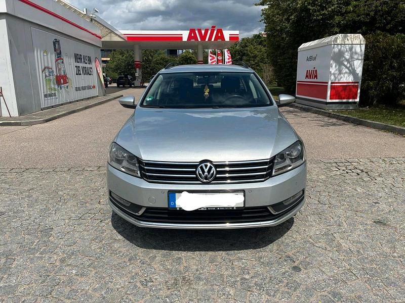Silber Gebraucht 2013 VW Passat Kombi | 6.999 € (Guter Preis) - Bild 1/4