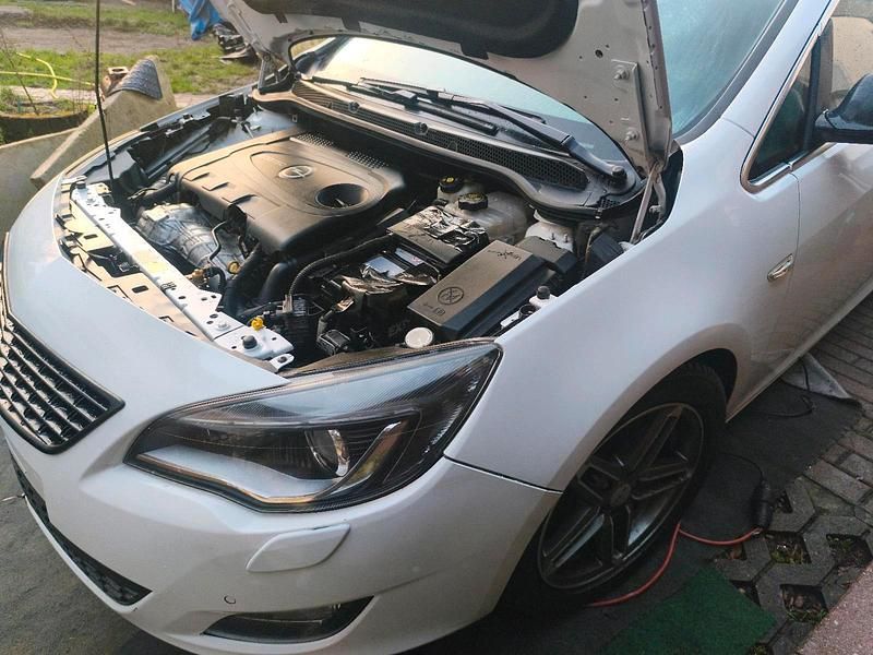 Gebraucht Opel Astra Sport 165 PS (121 kW) 2011 Weiß Kombi