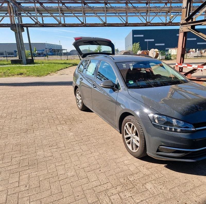 Grau Gebraucht 2019 VW Golf VII Kombi | 11.000 € (Guter Preis) - Bild 1/4