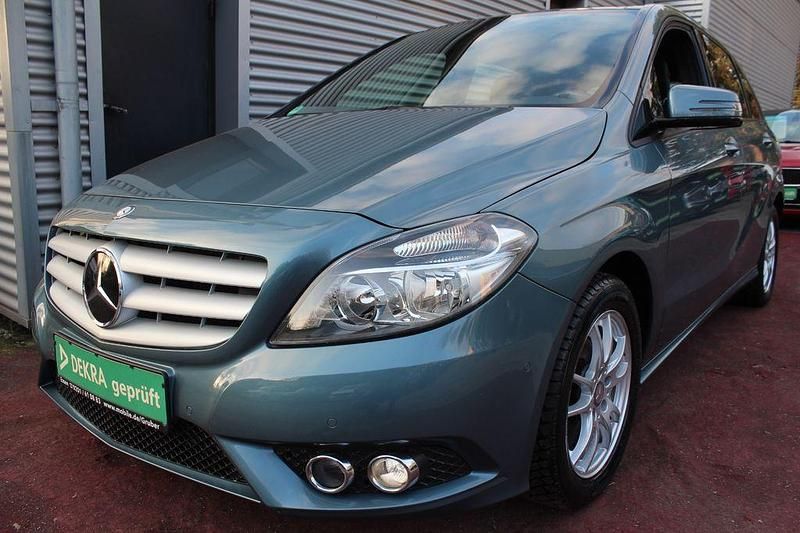 Blau Gebraucht 2013 Mercedes B180 Van / Kleinbus | 13.979 € (Etwas zu teuer) - Bild 1/4