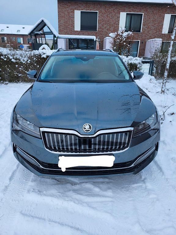 Grau Gebraucht 2022 Skoda Superb Limousine | 17.500 € - Bild 1/4