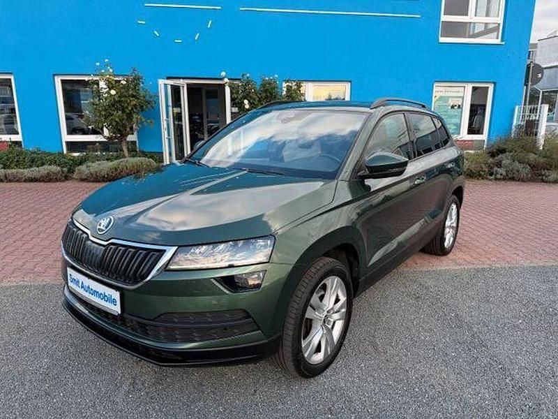 Zelena emerald/emerald green (metallic) Gebraucht 2019 Skoda Karoq Style SUV | 15.980 € (Fairer Preis) - Bild 1/4