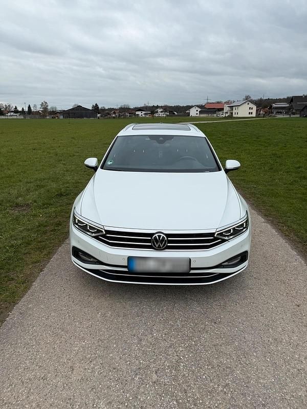 Gebraucht VW Passat 150 PS (110 kW) 2022 Weiß Kombi