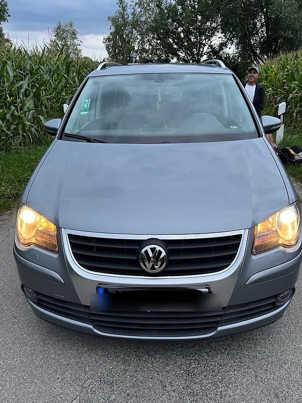 Grau Gebraucht 2010 VW Touran Van / Kleinbus | 6.000 € (Fairer Preis) - Bild 1/4