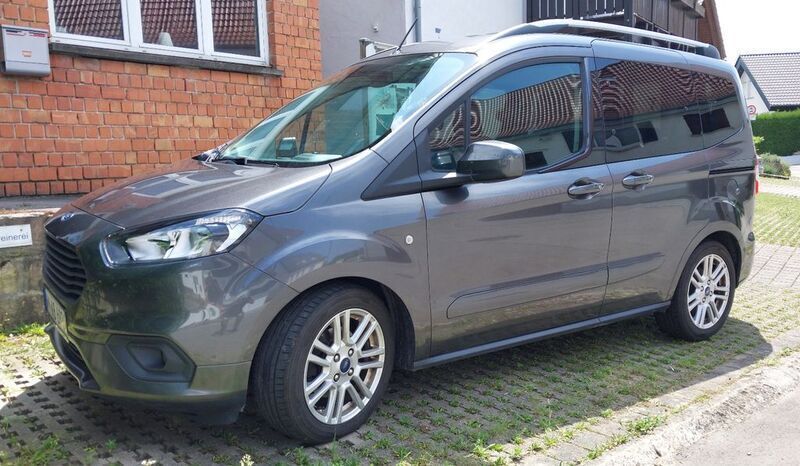 Grau Gebraucht 2019 Ford Tourneo Courier Trend Van / Kleinbus | 12.600 € (Fairer Preis) - Bild 1/4