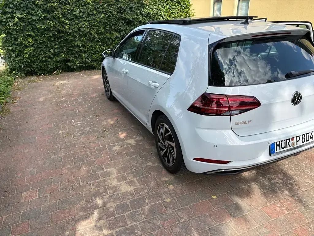 Gebraucht VW Golf VII Comfortline 131 PS (96 kW) 2019 Weiß Limousine