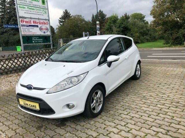 Używany Ford Fiesta Titanium 97 KM (71 kW) 2012 Biały Hatchback