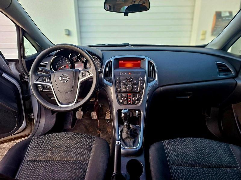 Gebraucht Opel Astra 110 PS (80 kW) 2012 Silber Kombi