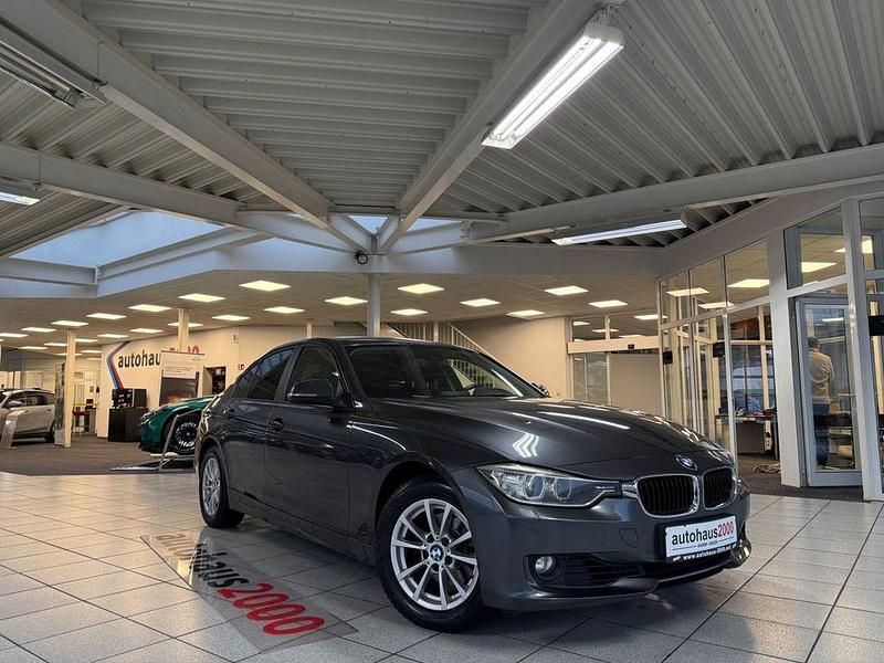 Grau Gebraucht 2013 BMW 320 Comfort Edition Limousine | 11.950 € (Fairer Preis) - Bild 1/4