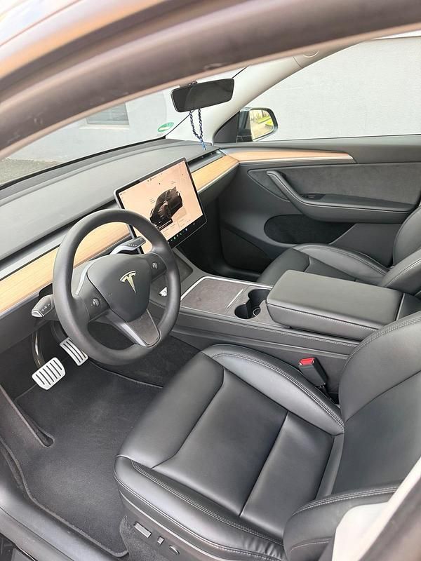 Schwarz Gebraucht 2022 Tesla Model Y Performance SUV | 35.900 € (Fairer Preis) - Bild 1/4