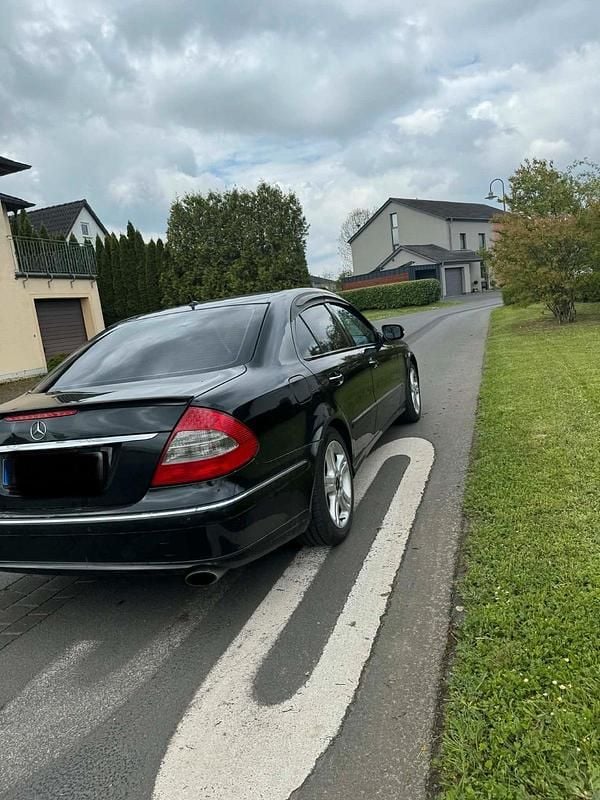Gebraucht Mercedes E320 224 PS (164 kW) 2008 Schwarz Limousine