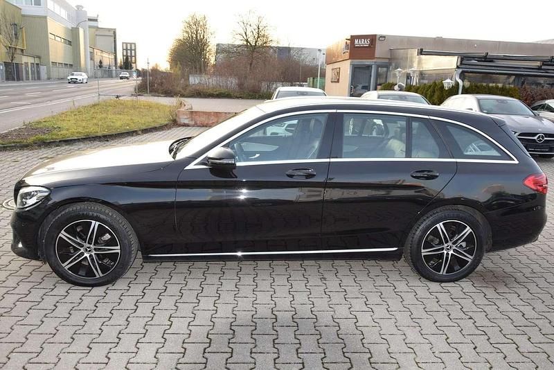 Gebraucht Mercedes C180 122 PS (89 kW) 2021 Obsidianschwarz  metalliclack Kombi