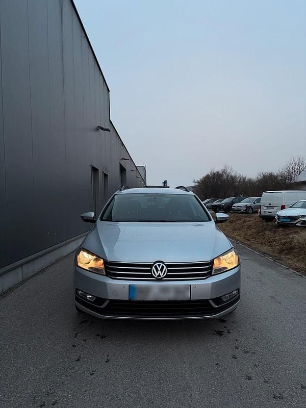 Gebraucht VW Passat 140 PS (102 kW) 2012 Grau Limousine