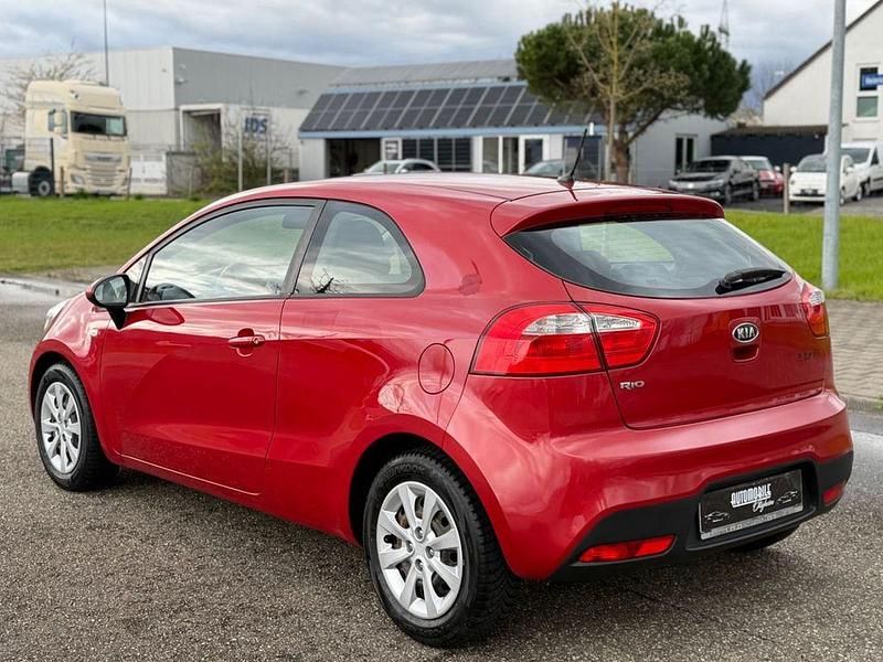 Gebraucht Kia Rio Edition 7 86 PS (63 kW) 2012 Rot Kleinwagen