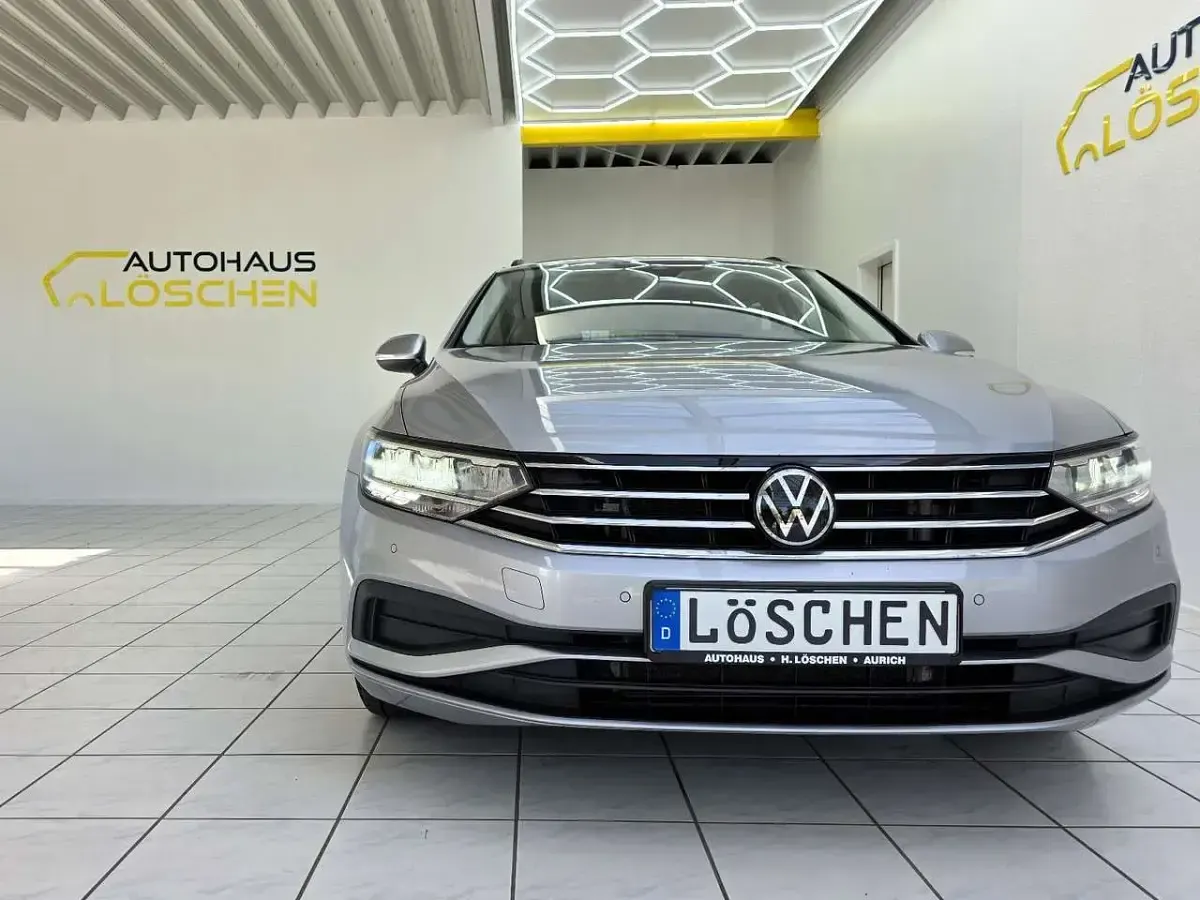 Gebraucht VW Passat 150 PS (110 kW) 2023 Silber Kombi