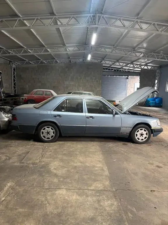 Gebraucht Mercedes E260 160 PS (117 kW) 1990 Blau Limousine