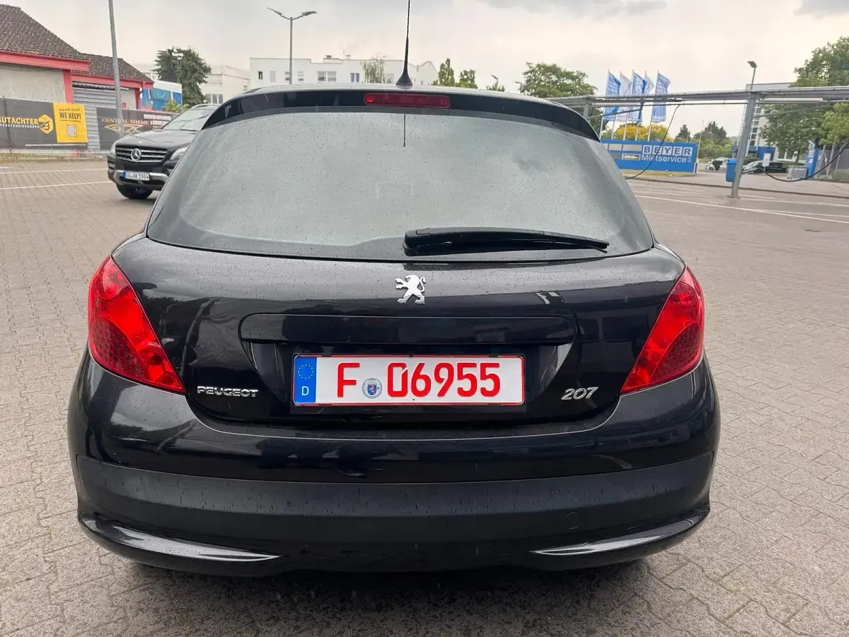 Gebraucht Peugeot 207 96 PS (70 kW) 2009 Schwarz Kleinwagen