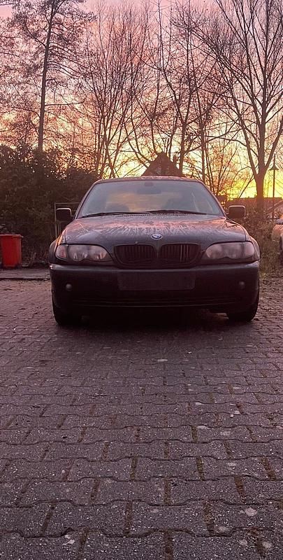Schwarz Gebraucht 2002 BMW 316 Limousine | 900 € (Superpreis) - Bild 1/4