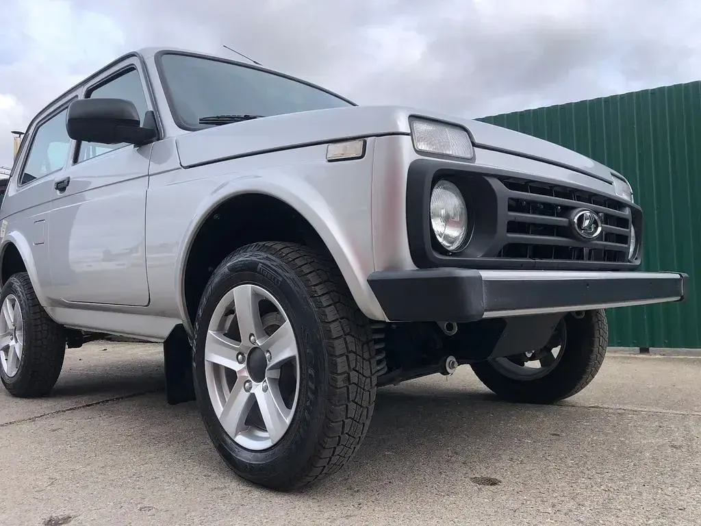 Neu Lada niva 83 PS (61 kW) 2026 Silber SUV
