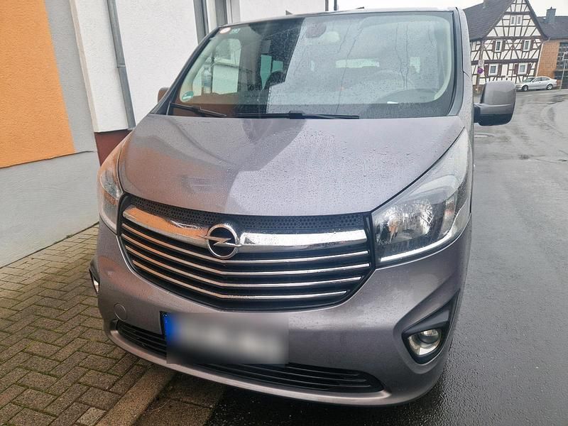 Silber Gebraucht 2017 Opel Vivaro Active Van / Kleinbus | 15.500 € - Bild 1/4