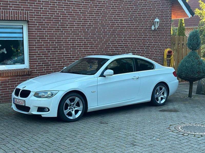 Weiß Gebraucht 2012 BMW 320 Comfort Edition Coupé | 10.750 € (Guter Preis) - Bild 1/4