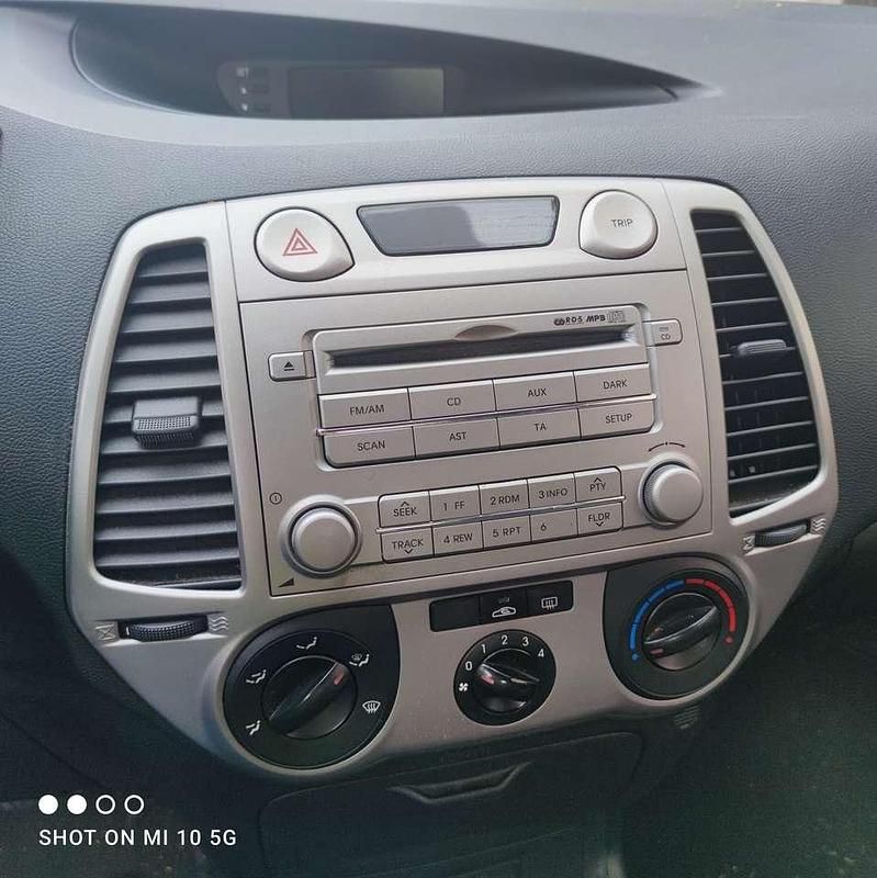 Rot Gebraucht 2010 Hyundai i20 Edition Limousine | 1.950 € (Fairer Preis) - Bild 1/3