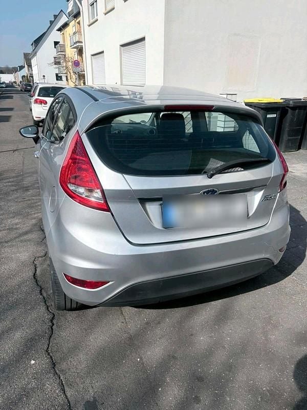 Gebraucht Ford Fiesta 82 PS (60 kW) 2010 Silber Kleinwagen