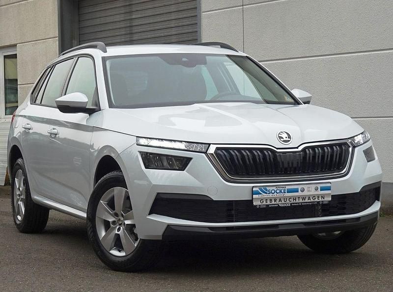 Moonweiss metallic Gebraucht 2022 Skoda Kamiq Ambition SUV | 24.485 € (Etwas zu teuer) - Bild 1/4