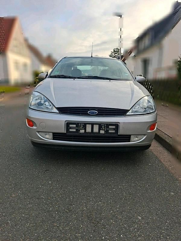 Usado Ford Focus 101 HP (74 kW) 2000 Prateado Sedan