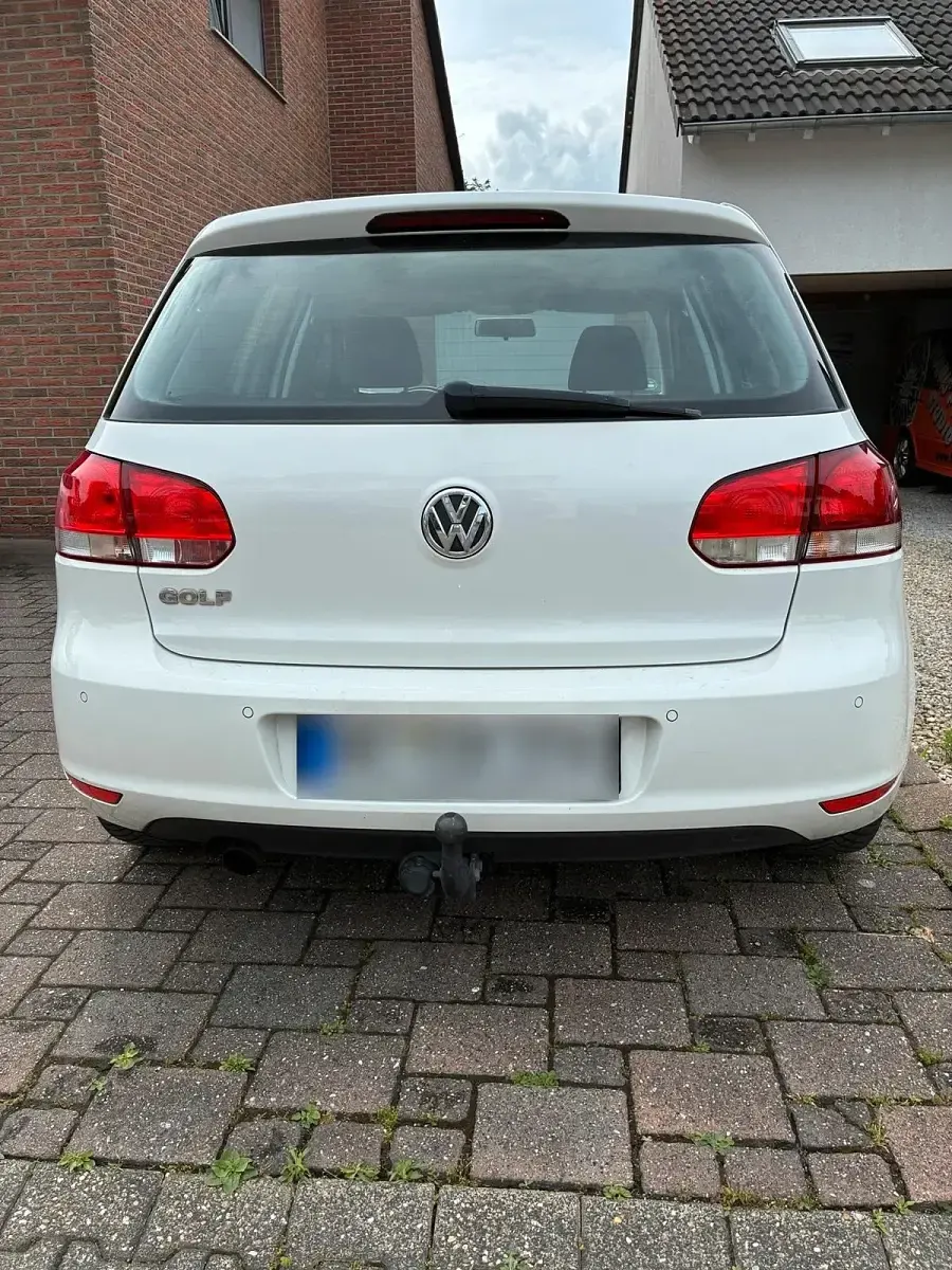Gebraucht VW Golf VI 105 PS (77 kW) 2010 Weiß Kleinwagen
